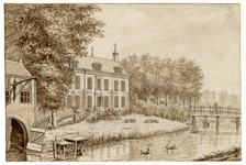 201059 Gezicht op het huis Oud Amelisweerd tussen Utrecht en Bunnik, met links het botenhuis en rechts de toegangsbrug ...